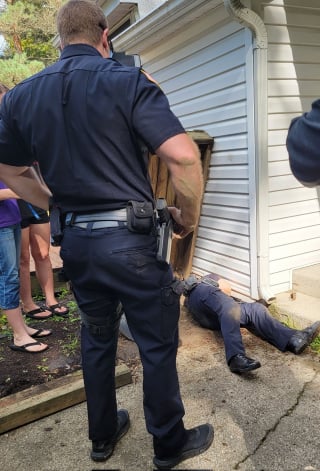 Illustration de l'article : Un chien pris au piège sous une maison déclenche l'intervention des policiers