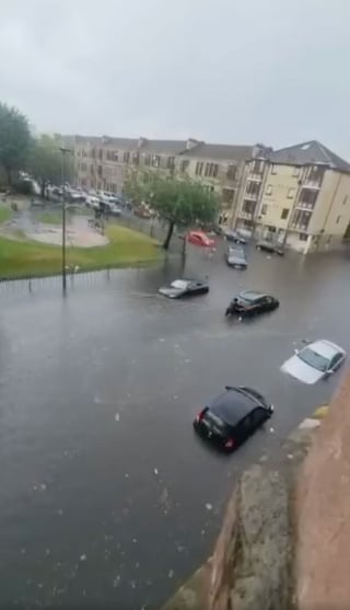 Illustration de l'article : Inondations : un chien courageux aide sa propriétaire à pousser une voiture piégée dans l'eau (vidéo)