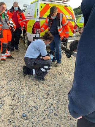 Illustration de l'article : Les gardes-côtes lancent une opération de sauvetage pour récupérer un chien victime d'une chute de 60 mètres