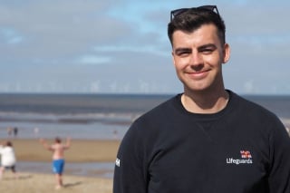 Illustration de l'article : Une femme s'effondre soudainement, son chien court frénétiquement sur la plage pour attirer l'attention des secouristes