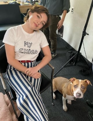 Illustration de l'article : L'actrice Florence Pugh emmène son chien adoptif sur le plateau de tournage de son prochain film