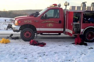 Illustration de l'article : Une équipe de pompiers pénètre dans un étang gelé pour sauver la vie d'un Border Collie piégé dans la glace