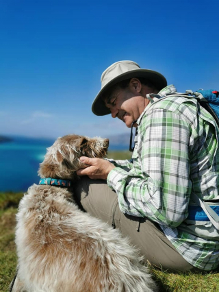 Illustration de l'article : L'histoire bouleversante d'un chien aveugle battu par son ancien propriétaire, découvrant la plage pour la première fois