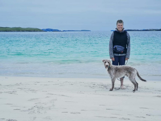 Illustration de l'article : L'histoire bouleversante d'un chien aveugle battu par son ancien propriétaire, découvrant la plage pour la première fois