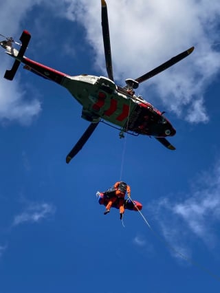 Illustration de l'article : Le sauvetage d’un chien et de son maître qui s’est blessé en tentant de le secourir après une chute en montagne