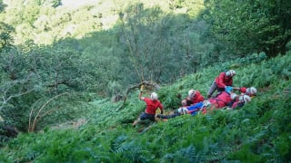 Illustration de l'article : Le sauvetage d’un chien et de son maître qui s’est blessé en tentant de le secourir après une chute en montagne