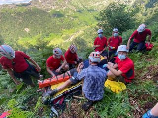 Illustration de l'article : Le sauvetage d’un chien et de son maître qui s’est blessé en tentant de le secourir après une chute en montagne