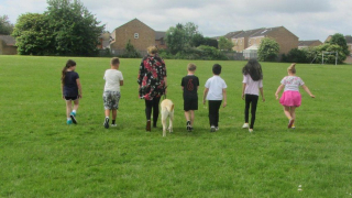 Illustration de l'article : Un Labrador Retriever se rend à l'école pour aider les élèves à soulager leur anxiété provoquée par la Covid-19