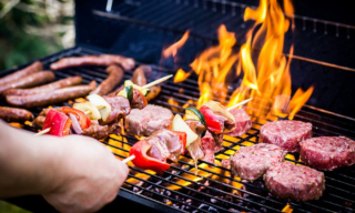 Illustration de l'article : Ces 7 aliments prévus pour un barbecue ne sont pas recommandés pour votre chien