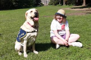 Illustration de l'article : Un chien-guide change la vie d'une petite fille atteinte d'un trouble du spectre de l'autisme