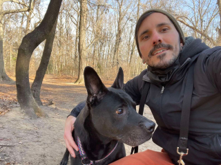 Illustration de l'article : Un homme achète et rénove un chalet dans la nature pour assurer la meilleure retraite possible à son chien