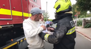 Illustration de l'article : Après avoir perdu tous ses biens dans un incendie, une famille est en larmes lorsqu'elle apprend que son chat a survécu