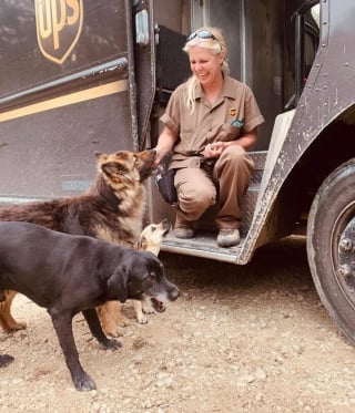 Illustration de l'article : 17 photos de livreurs ayant noué une amitié exceptionnelle avec des chiens