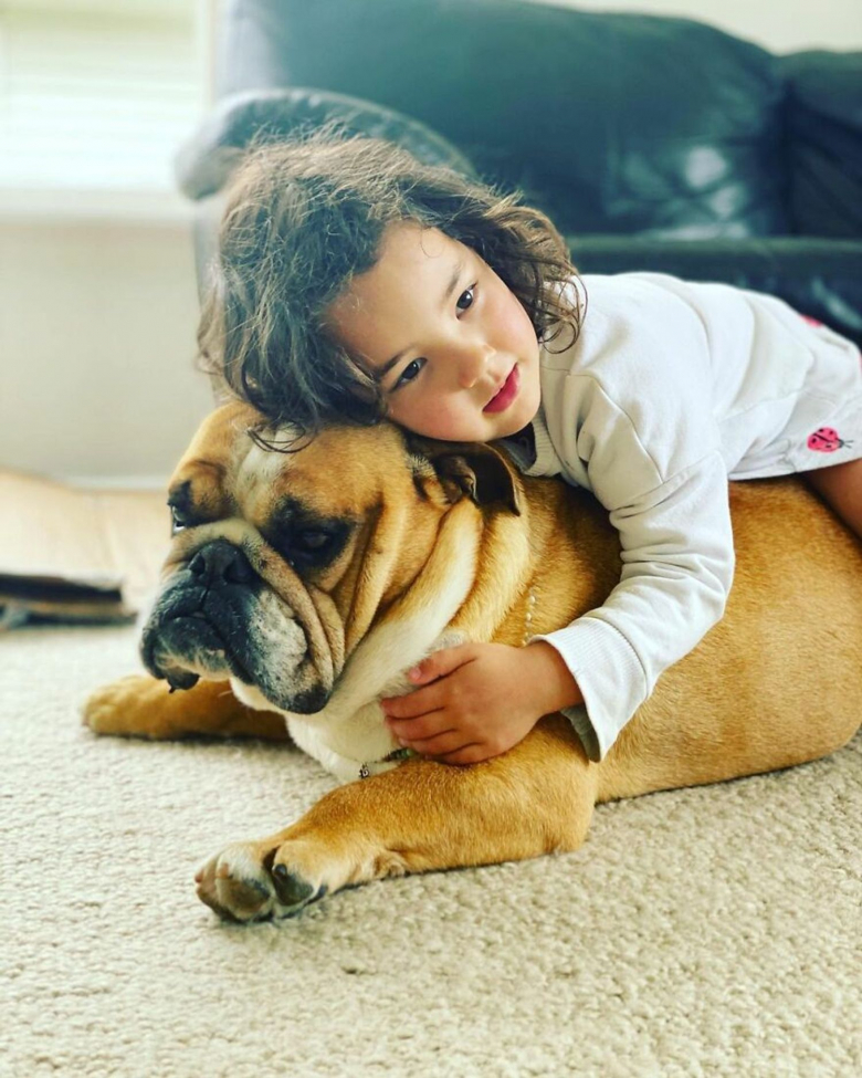 https://www.woopets.fr/assets/ckeditor/2021/nov/actualities/12620/xl/The-lasting-bond-between-a-girl-and-her-dog-will-make-your-day-619e01e60af79__880.jpg