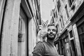 Illustration de l'article : 20 photos en noir et blanc illustrant le lien unique entre des chats et leurs propriétaires