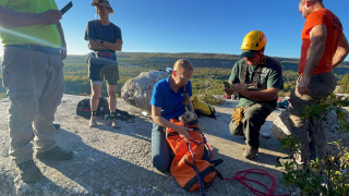 Illustration de l'article : Plusieurs groupes de secours tentent de récupérer une chienne sénior coincée dans une crevasse pendant 5 jours