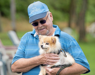 Illustration de l'article : L'intervention héroïque d'un chien à 3 pattes se jetant à l'eau pour sauver son propriétaire de la noyade