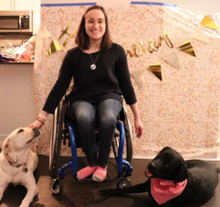 Illustration de l'article : Un Labrador bienveillant devient le chien d'assistance d'une femme et de sa chienne atteinte de surdité (vidéo)