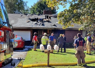 Illustration de l'article : Alerté par des aboiements, un couple découvre une maison en flammes avec 2 hommes endormis, 2 chiens et un chat à l'intérieur