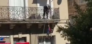 Illustration de l'article : Un chien se retrouve enfermé dehors sur le balcon, les voisins inquiets alertent les secours