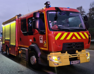 Illustration de l'article : Un incendie éclate dans une maison de l’Oise, les pompiers évacuent un chat intoxiqué par la fumée et lui administrent de l'oxygène