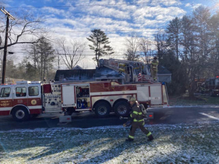 Illustration de l'article : Une maison prend feu avec 2 chiens et un chat à l’intérieur, les pompiers interviennent en urgence