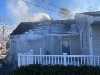 Illustration de l'article : Une maison prend feu avec 2 chiens et un chat à l’intérieur, les pompiers interviennent en urgence