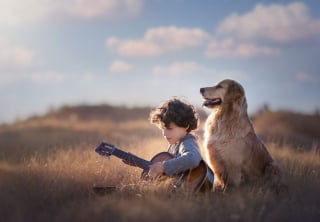 Illustration de l'article : 17 photos illustrant les douces aventures d'un garçon et de son Golden Retriever