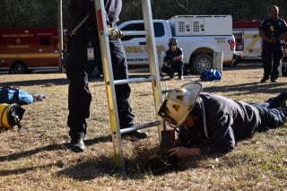 Illustration de l'article : 2 équipes de pompiers se mobilisent pour porter secours à une chienne coincée 5 mètres sous terre