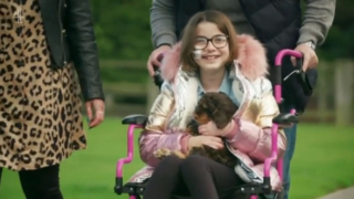 Illustration de l'article : Les téléspectateurs anglais émus aux larmes devant l'amitié naissante entre une fillette malade et un chiot