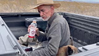 Illustration de l'article : Une chienne sénior et son maître se perdent dans le désert, cherchant désespérément de l'aide pendant 6 jours