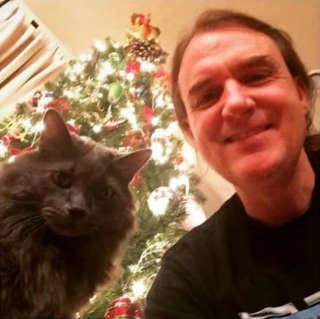 Illustration de l'article : Bassiste du groupe de métal Megadeth, David Ellefson pleure Percy, son chat et ami depuis 16 ans