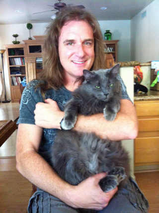 Illustration de l'article : Bassiste du groupe de métal Megadeth, David Ellefson pleure Percy, son chat et ami depuis 16 ans