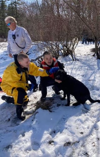 Illustration de l'article : Un pompier vole au secours d’un chien tombé dans un étang gelé, sous le regard impuissant et inquiet de sa propriétaire