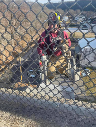 Illustration de l'article : Une équipe de pompiers déploie la grande échelle pour secourir un chat coincé sur un pont