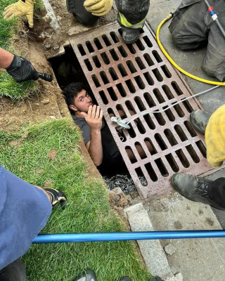 Illustration de l'article : Une chatte prise au piège dans un conduit d'évacuation d'eaux pluviales déclenche l'intervention des pompiers, qui ne font pas que la sauver