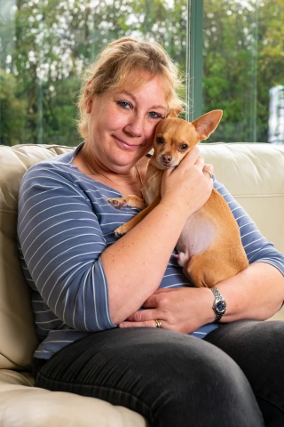 Illustration de l'article : Une femme vend sa voiture et pioche dans son héritage pour payer l’opération de son Chihuahua, atteint d’une maladie cardiaque