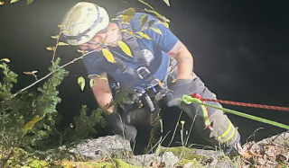 Illustration de l'article : Les pompiers bravent les dangers d'une paroi rocheuse escarpée pour tenter de secourir une chienne