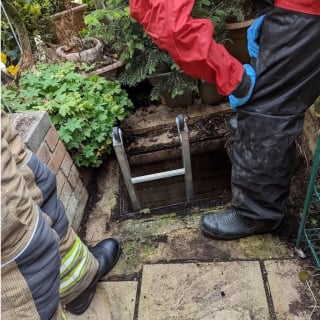 Illustration de l'article : Un Labrador tombe dans un égout profond de 3 mètres, association et pompiers sont appelés à l'aide