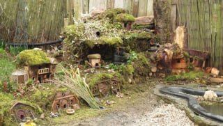 Illustration de l'article : Il s'aperçoit que des souris vivent dans son jardin et décide de leur construire un adorable mini village "tolkienien"