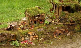 Illustration de l'article : Il s'aperçoit que des souris vivent dans son jardin et décide de leur construire un adorable mini village "tolkienien"