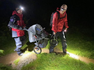 Illustration de l'article : Perdus dans le noir et sous une pluie battante, 2 chiens et leurs propriétaires reçoivent l'aide inespérée de sauveteurs en montagne