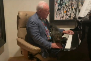 Illustration de l'article : L'acteur Anthony Hopkins rend un émouvant hommage en musique à son chat décédé (vidéo)