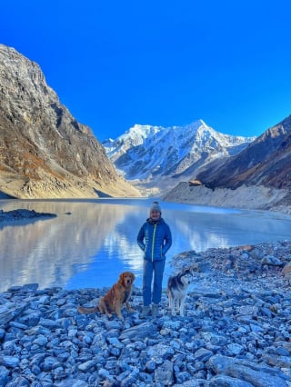 Illustration de l'article : 20 superbes photos de la virée d'un duo de chiens sur l'un des plus beaux sites naturels du Népal