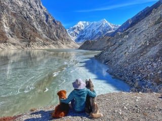 Illustration de l'article : 20 superbes photos de la virée d'un duo de chiens sur l'un des plus beaux sites naturels du Népal