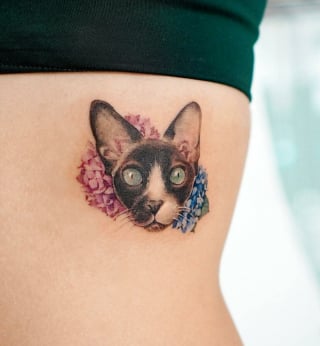 Illustration de l'article : 20 tatouages exceptionnels célébrant l'amour qu'ont les humains pour leurs chiens et chats