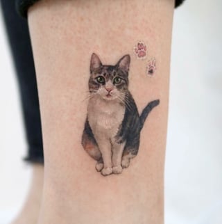 Illustration de l'article : 20 tatouages exceptionnels célébrant l'amour qu'ont les humains pour leurs chiens et chats