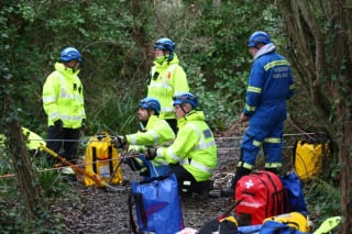 Illustration de l'article : Opération de secours de plusieurs heures pour un chien tombé d'une falaise et piégé par la boue