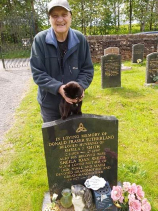 Illustration de l'article : L'histoire émouvante d'un chat dont la présence réconfortante marque tous les enterrements dans son village