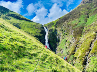 Illustration de l'article : Le dévouement des secouristes pour sauver un chien qui a fait une chute vertigineuse de 60 mètres depuis le haut d'une cascade